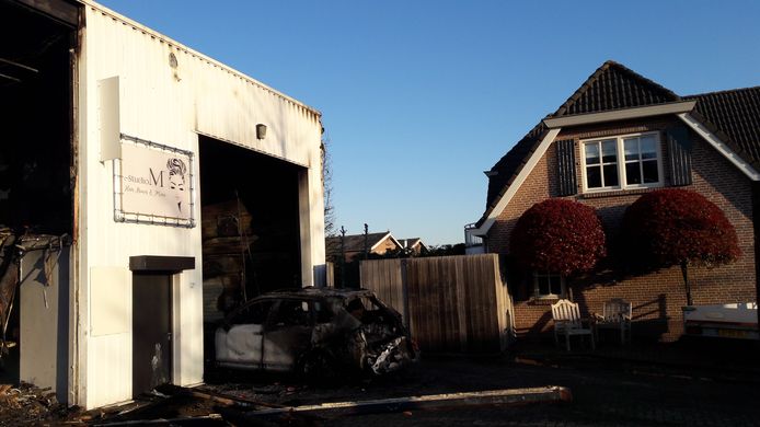 Een bedrijfsloods met daarin ook kapsalon Studio M aan de Watermolenstraat in Roosendaal brandde in de nacht van donderdag op vrijdag uit. Het naastgelegen woonhuis van de familie Korsmit bleef gespaard.