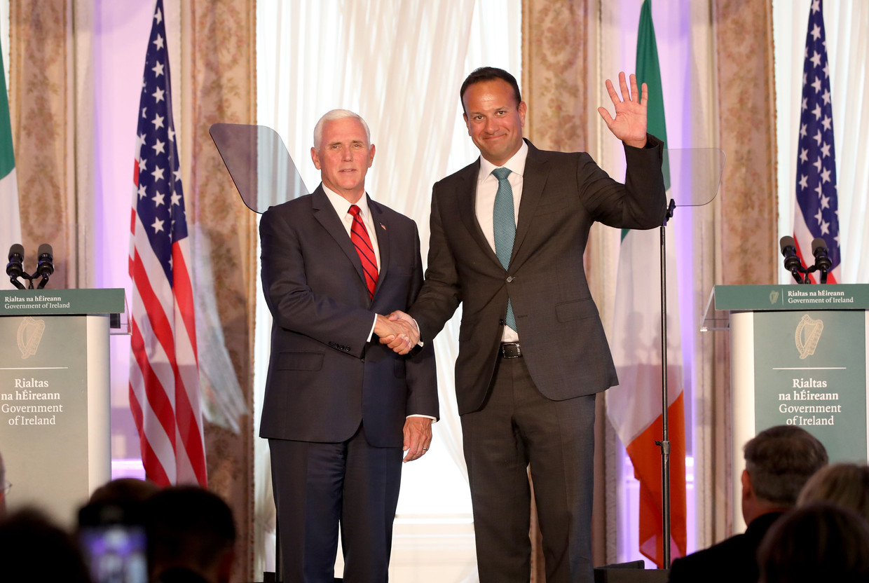 De Ierse premier Leo Varadkar (R) ontvangt de Amerikaanse vicepresident Mike Pence (L) in Dublin, eerder deze week. De uitspraken van Pence over de brexit veroorzaakten de nodige ophef in Ierland.