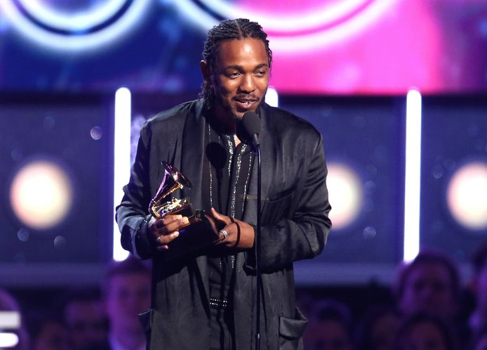 Kendrick Lamar accepteert zijn Grammy voor het beste Rap Album 'Damn'.