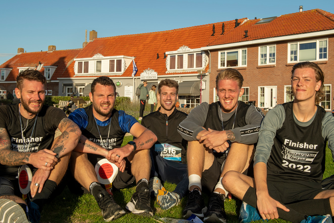 De mannen van Mezger, na de finish. Van links naar rechts: Jeroen Tanis, Sjoerd Tanis, Roeland van Renswoude, Ozzie Hoogesteger en Moos Tanis.