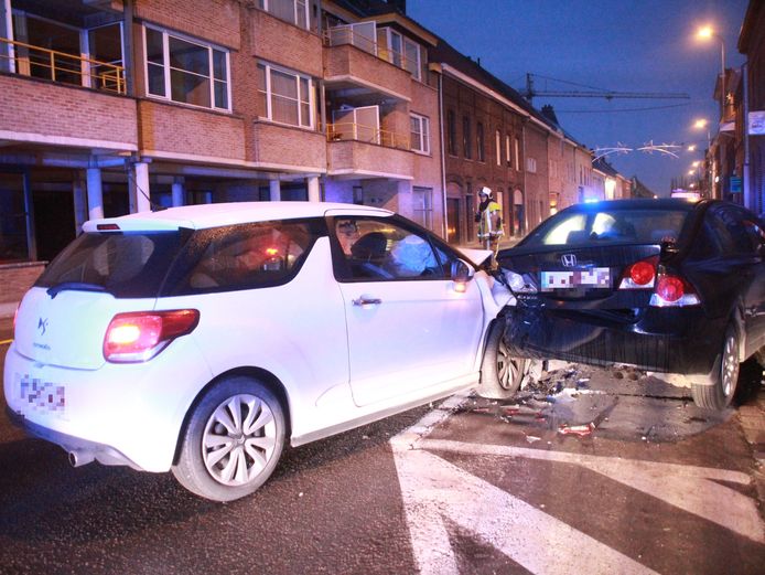 Bestuurder wordt onwel en knalt tegen geparkeerde auto Menen hln.be