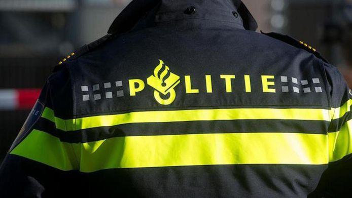 De agenten konden de man in de boeien slaan doordat zij undercover in de wijk aanwezig waren.