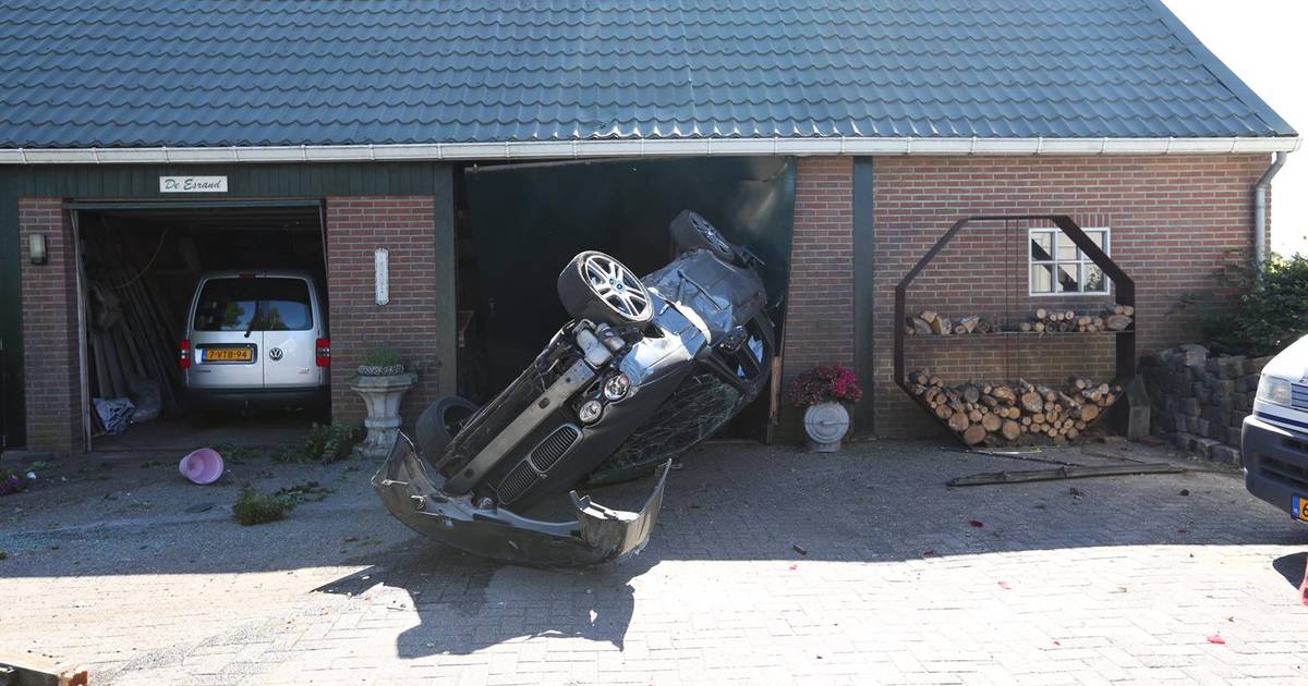 Automobilist rijdt woonhuis in Daarle binnen na slippartij