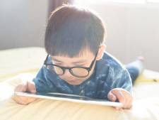 Kan een bril bij kinderen van 1 jaar het ontstaan van een lui oog voorkomen?