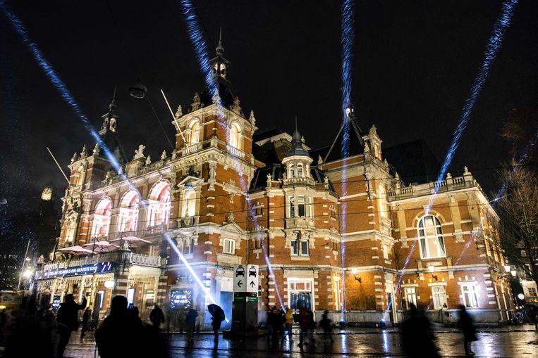 Een projectie op de gevel bij het Boekenbal. Het literaire feest van stitchting CPNB is weer terug in het Internationaal Theater Amsterdam, de schouwburg aan het Leidseplein. Beeld ANP