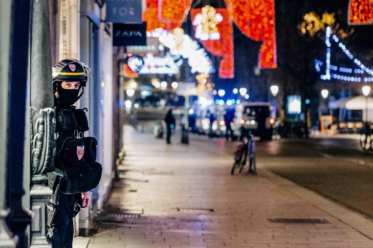 Een Franse politieagent in Straatsburg houdt de wacht vlakbij de plek waar de schietpartij plaatsvond. Beeld AFP