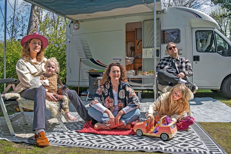 Linda (midden) met haar dochter, schoonzoon en kleinkinderen op de camping in Bakkum. Beeld Guus Dubbelman / de Volkskrant