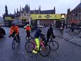 De eerste vertrekkers op de Markt in Brugge, mét regenjasje.