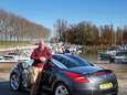 Dick (71) vond na jaren eindelijk zijn droomauto: ‘Ik doe ‘m pas weg als ik er zelf niet meer in kan komen’