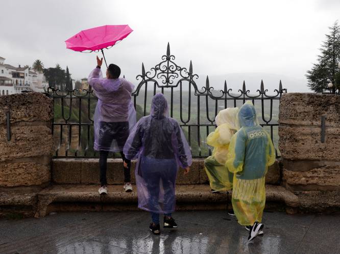 Spanjaarden zien paasweekend in het water vallen door ‘Storm Nelson’: paasprocessies afgelast wegens zware regenval 