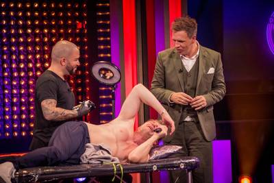 Belofte maakt schuld: Jani laat anker tatoeëren in ‘De Cooke & Verhulst Show’