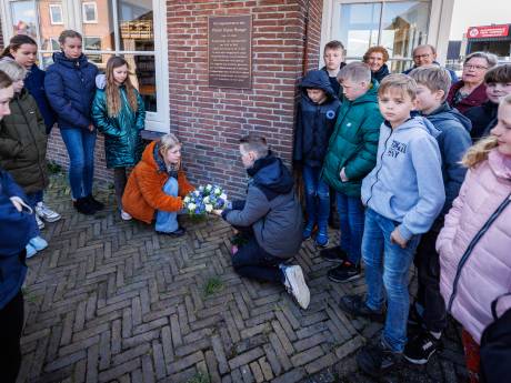 Leerlingen Lisdodde leggen krans bij gedenkplaat in WOII doodgeschoten burgemeester P.K. Roege
