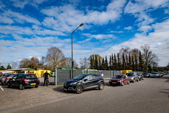 Drukte bij de gemeentewerf ondanks de oproep van de gemeente Hilvarenbeek om alleen te komen indien dat strikt noodzakelijk is.