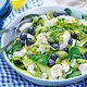 Recept: frisse zomersalade met courgette, tuinbonen, burrata en blauwe bessen