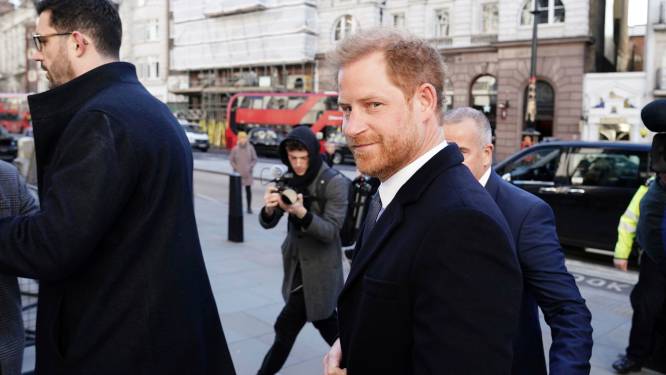 Hypocriet of net slim? Prins Harry claimt de spotlights tijdens rechtszaak: “Duidelijke boodschap aan de pers, maar ook aan zijn vader” 