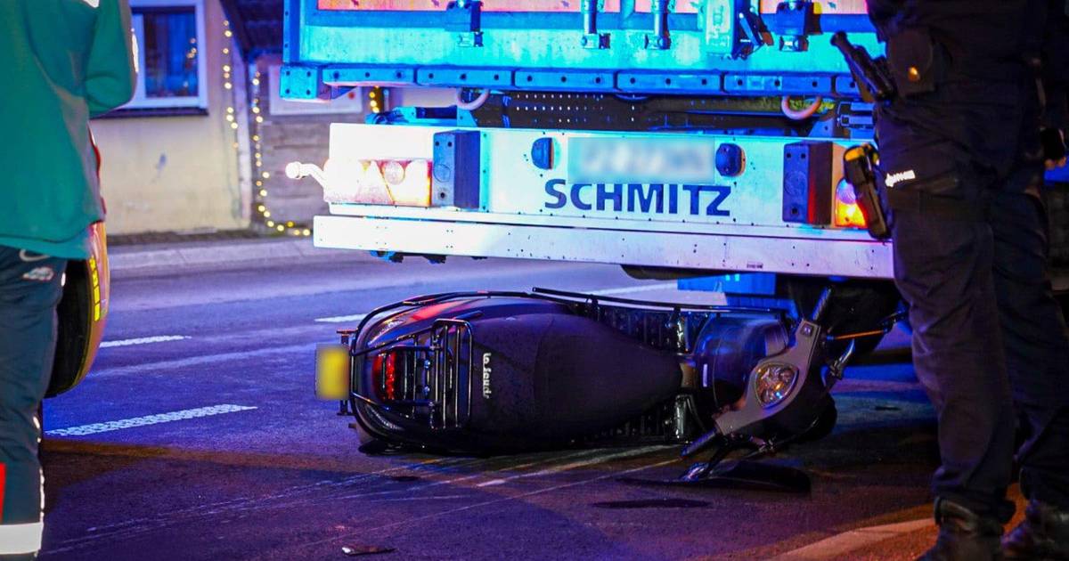 Scooterrijdster gewond bij botsing met vrachtwagen in Zutphen.