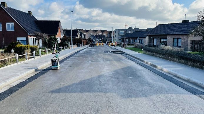 De Poperingse technische dienst maakt sinds begin dit jaar de omgeving van WZC Huize Proventier toegankelijk voor minder mobiele gebruikers.