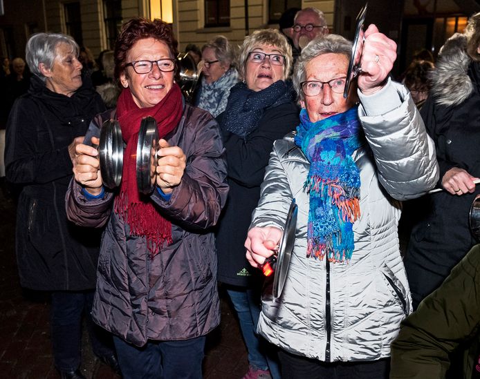 Ouderen houden een lawaaioptocht uit protest tegen de sluiting van voorzieningen voor senioren in Montfoort.