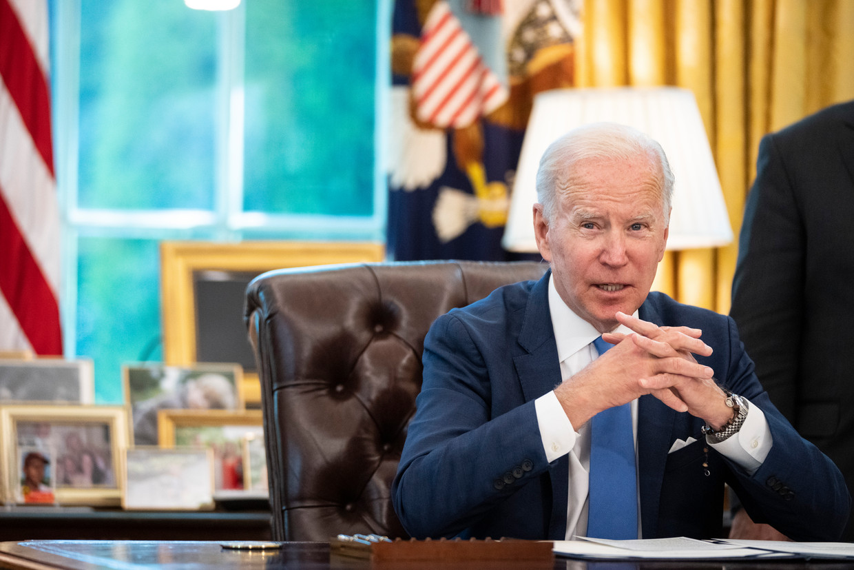 De Amerikaanse president Joe Biden vlak voor hij de Lend-Lease Act 2022 tekent. Daarmee kunnen de VS militaire steun verlenen aan Oekraïne. Beeld Getty Images