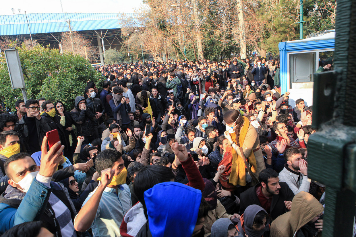 Studenten bij een protest bij de Tehran University in de Iraanse hoofdstad. 

 Beeld AP