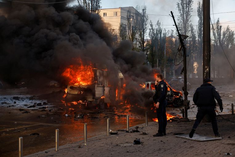 Auto's staan in brand na een aanval op Kiev.  Beeld REUTERS