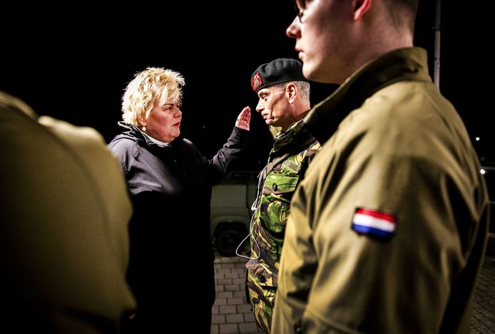 Burgemeester Ineke van Gent in gesprek met militairen bij aankomst op Schiermonnikoog.