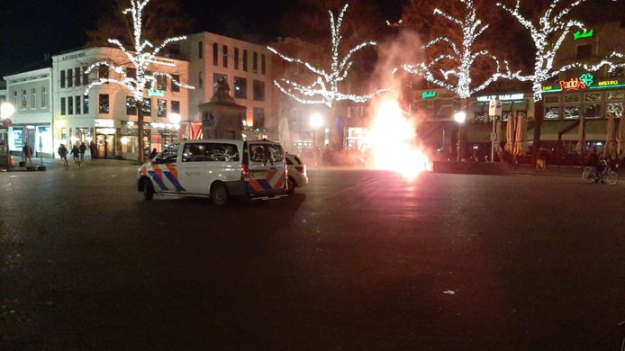 Vuurwerk op de Oude Markt in Enschede zondagavond.