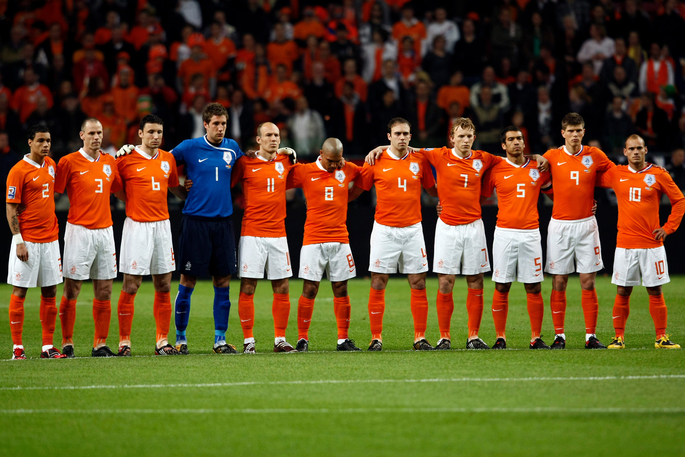 Een minuut stilte voor Oranje - Macedonië voor de slachtoffers van de stadionramp in Ivoorkust in 2009. Negentien mensen kwamen daarbij om het leven.