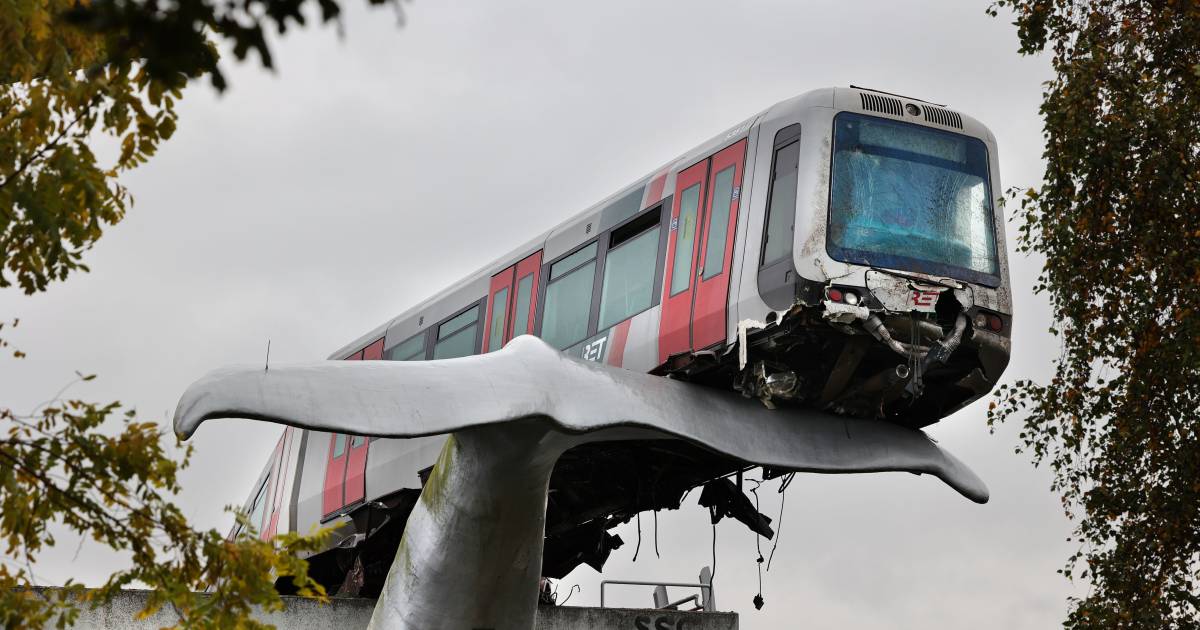 Metro knalt door stootblok en wordt gered door walvisstaart: bestuurder aangehouden
