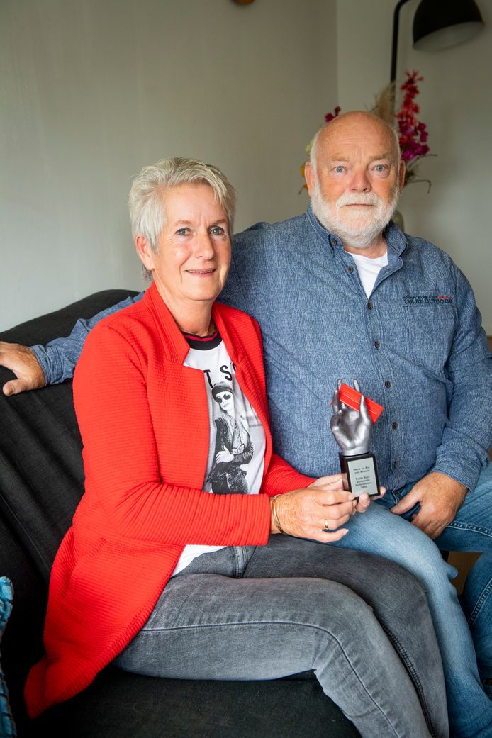 Henk (68) en Ria (64) van Braam uit Nijverdal zijn de winnaars van de Beste Buur Bokaal in de gemeente Hellendoorn. Behalve die bokaal krijgen ze een naar hen genoemd bankje ergens in Noetsele.