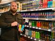 Glenn Alders, eigenaar van Spar city Middelburg, bij het schap met gekoelde frisdrank.