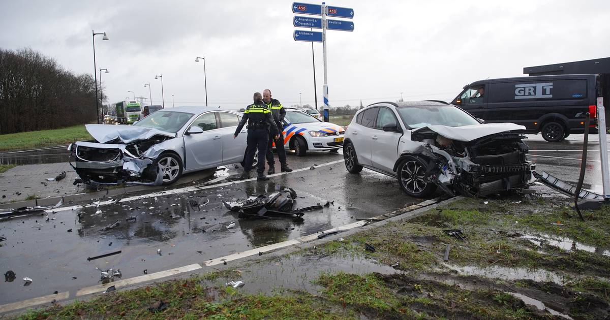Veel brokstukken en olie na botsing bij oprit naar A50 bij Apeldoorn-Noord.