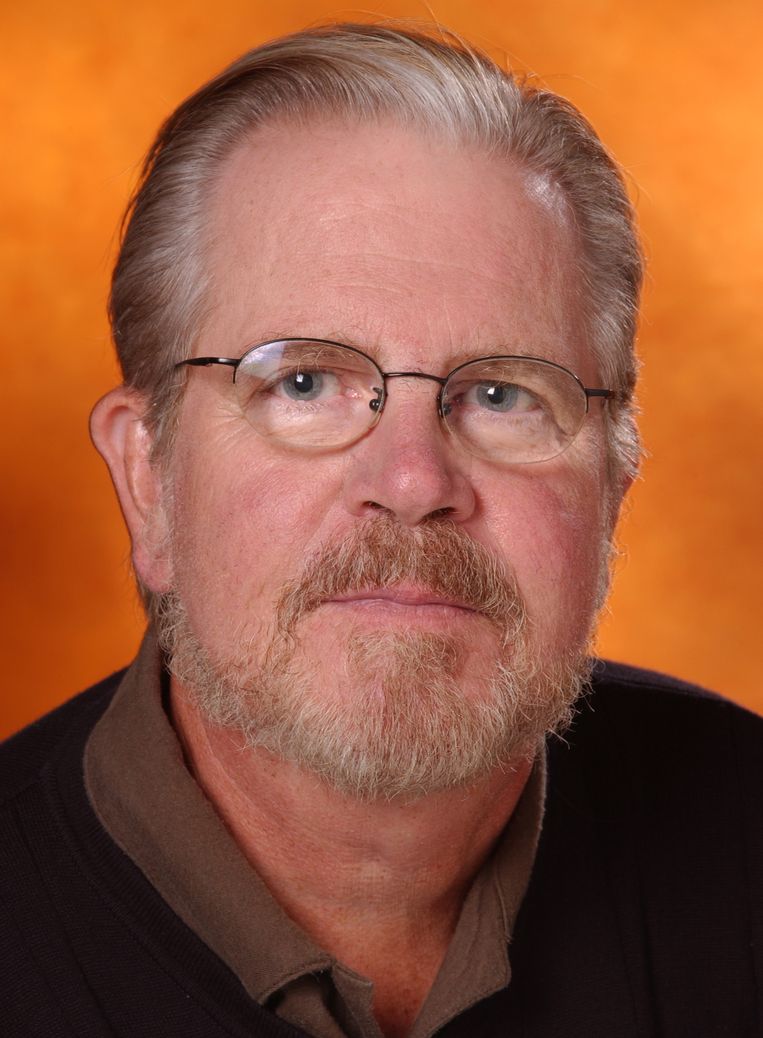 Tom Regan

Was tot zijn pensioen in 2001 hoogleraar filosofie aan de North Carolina State University. Beïnvloed door: o.a. Immanuel Kant en Mahatma Gandhi. Het was hem zwaar te moede, alsof Gandhi hem vanuit zijn geschriften toesprak toen hij die raadpleegde inzake verzet tegen de Vietnamoorlog: ‘Als u zo tegen zinloos geweld bent, wat doen die stukken vlees dan in uw koelkast?’

Hij is nog altijd een van de invloedrijkste denkers over dierenrechten, maar zijn latere werken waren lang niet zo populair als ‘The Case for Animal Rights’. Eetpatroon: At in zijn jeugd “alle mogelijke soorten vlees”, had als student een bijbaantje in de slagerij. Werd later eerst vegetariër, daarna veganist.

Optimist of pessimist? Optimist. “Als ik, voormalige slagersjongen, veganist kan worden, dan kan iedereen het.”

Regan was teleurgesteld dat zijn visie weinig weerklank vond onder theologen, terwijl de waarden van het christen- en jodendom in zijn ogen oproepen tot compassie met dieren. Beeld  