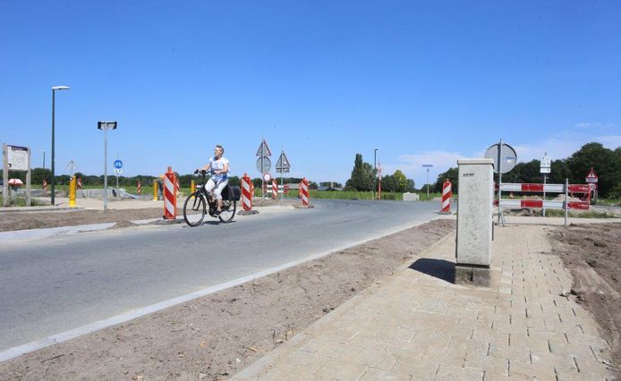 Bij de kruising van Guldenberg en Nieuwkuijkseweg in Helvoirt wordt het gloednieuwe fietspad verlegd omdat het te duur is om een elektriciteitskast van KPN te verplaatsen.