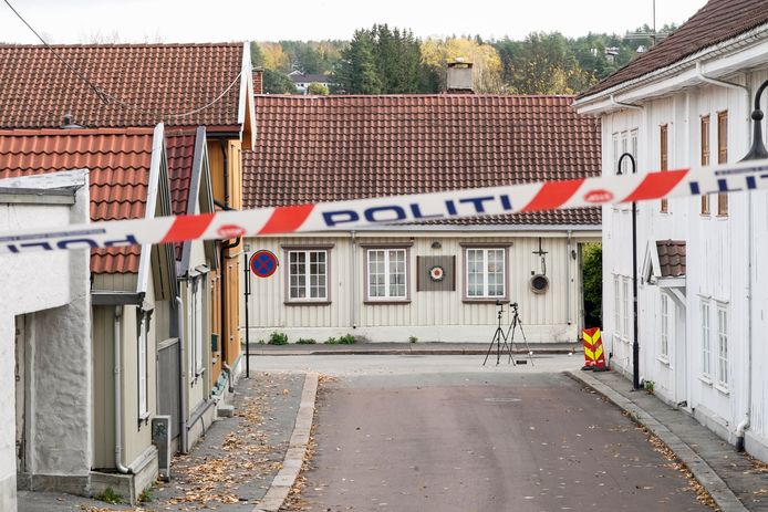 Un cordon de police est fixé dans une rue deux jours après une attaque à Kongsberg, en Norvège, le 15 octobre 2021.