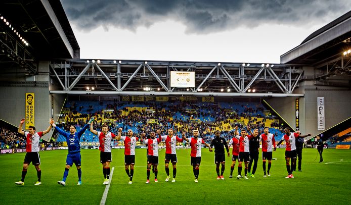 De spelers van Feyenoord bedanken de duizenden meegereisde fans na de 0-2 zege op Vitesse van vorig seizoen.