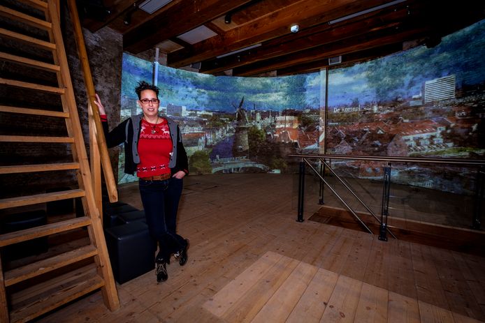 Marjolein Beumer, directeur van het Jenevermuseum, in Museummolen De Walvisch. Op de achtergrond is de panorama van Schiedam te zien.