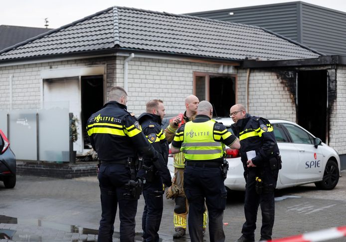In een woonwagen aan de Calandweg in Bergen op Zoom is zondagavond een brand uitgebroken.