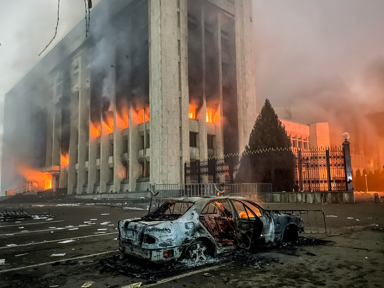 Het kantoor van de burgemeester van Almaty staat in lichterlaaie. Beeld Valery Sharifulin/TASS