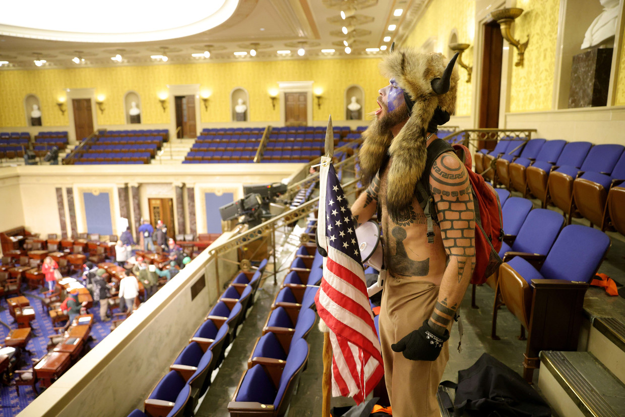 Woedende mensen bestormden het Capitool in Washington, eenmaal binnen volgden ze keurig de aangegeven looproutes.  Beeld AFP