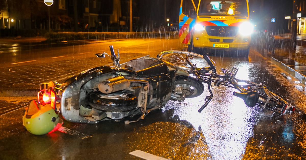Gewonde bij aanrijding tussen fiets en scooter in Apeldoorn.