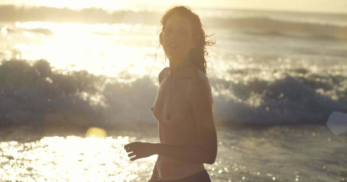 Les seins nus sur la plage sont dépassés.  Experts : « On ne sait plus quoi faire du corps féminin » |  Nina