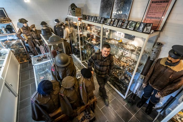 Raimondo Bogaars (hier in zijn eigen museum) en John Rengers hebben de Waalrese werkgroep archeologie een doorstart gegeven. Ze zoeken nog meer liefhebbers.