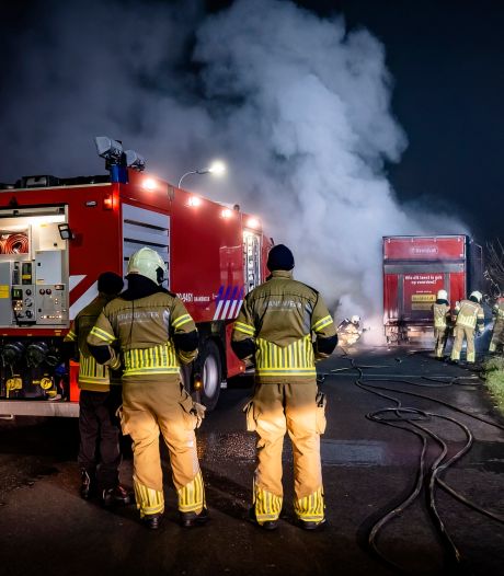 Oplegger met lading uitgebrand in Tilburg