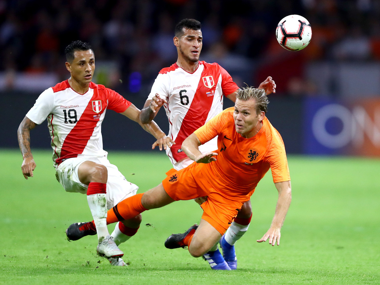 Ruud Vormer, donderdagavond in duel met Yoshimar Yotun (19) en Miguel Trauco (6) van Peru. Beeld Getty Images