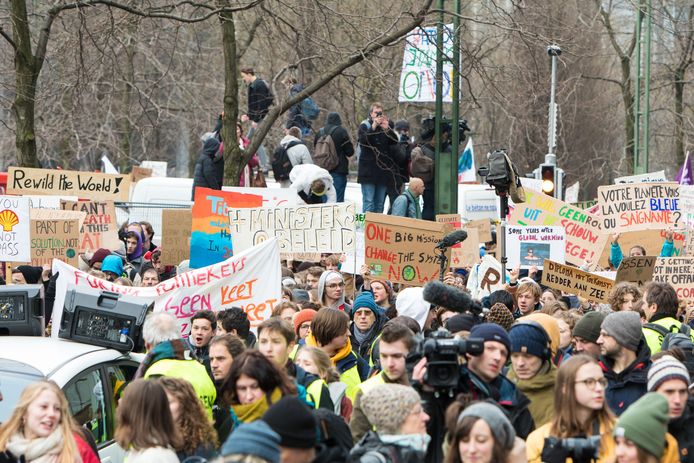 Aan de klimaatbetoging in Brussel namen gisteren duizenden jongeren deel.