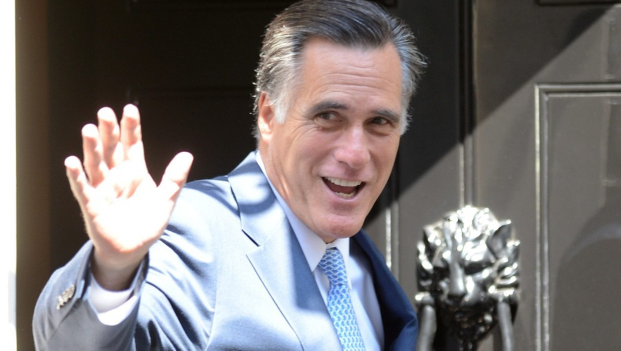 Mitt Romney komt aan op Downing Street 10 voor een gesprek met de Britse premier Cameron. Beeld anp