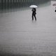 Hevige herfststorm doet tram ontsporen en zet straten blank