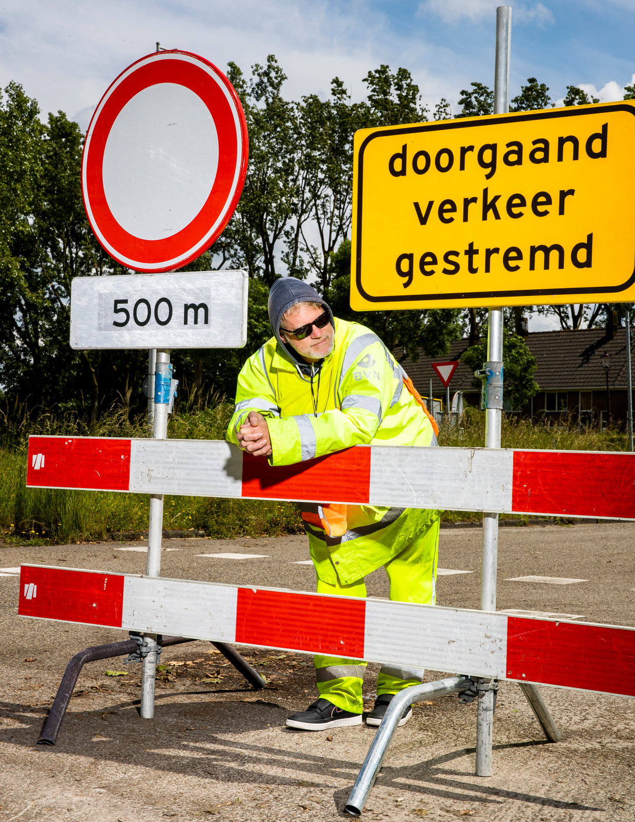 Jeroen van Bergeijk menyamar sebagai pengatur lalu lintas.  Gambar Jiri Buller
