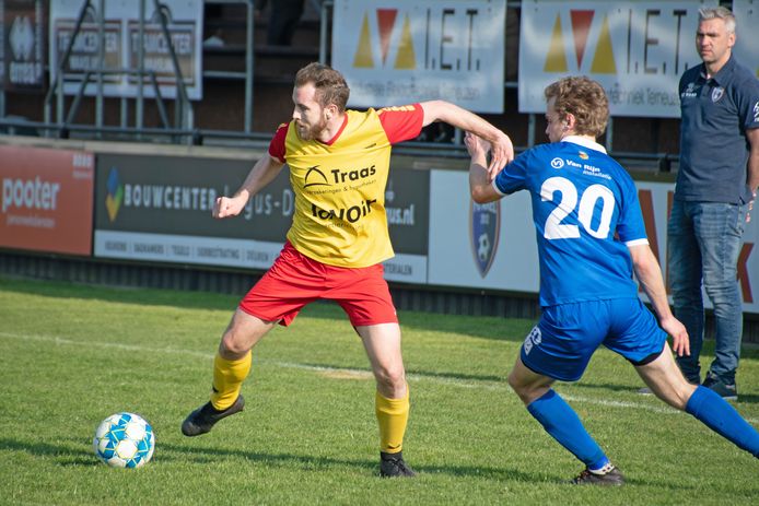 Ronaldo Meijer (links, archieffoto) in actie voor Arnemuiden.
